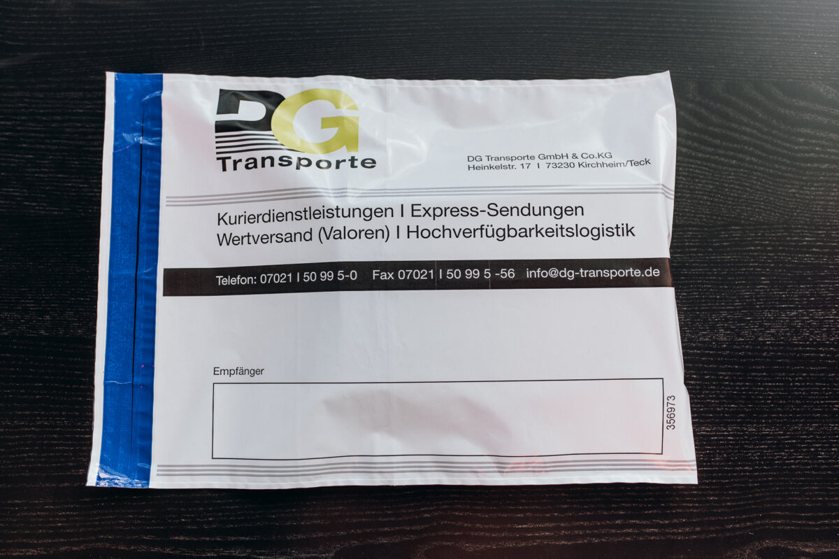 Sicherheitsversandtasche von DG Transporte mit Kontaktinformationen, symbolisierend für den seriösen Goldankauf und Transport